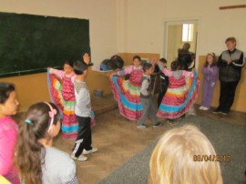 В училището в село Хаджидимитрово посрещнаха група за ромски фолклор 