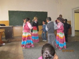 В училището в село Хаджидимитрово посрещнаха група за ромски фолклор 