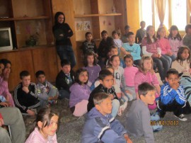 В училището в село Хаджидимитрово посрещнаха група за ромски фолклор  / Новини от Казанлък