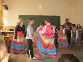 В училището в село Хаджидимитрово посрещнаха група за ромски фолклор 