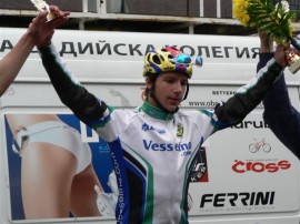 Александър Тенев ликува под проливния дъжд в Казанлък / Новини от Казанлък