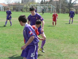 Малките ни футболисти на крачка от победата в турнира „Кока Кола”