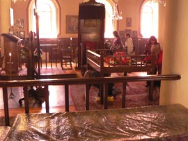 На Разпети петък хиляди посетиха храмовете в Казанлък