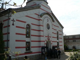 На Разпети петък хиляди посетиха храмовете в Казанлък