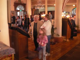 На Разпети петък хиляди посетиха храмовете в Казанлък