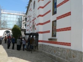 На Разпети петък хиляди посетиха храмовете в Казанлък