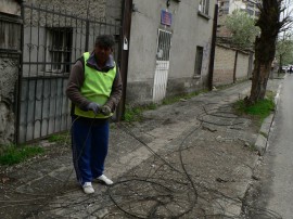 Започнаха отстраняване на кабелите по улиците в Казанлък / Новини от Казанлък
