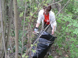 2500 килограма боклук събраха днес младежи на язовир Копринка / Новини от Казанлък