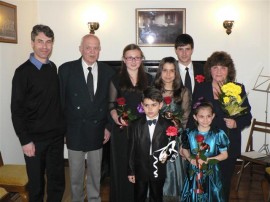 Домът на Петко Стайнов се изпълни със звук от 100 годишното му пиано / Новини от Казанлък