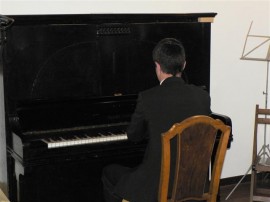 Домът на Петко Стайнов се изпълни със звук от 100 годишното му пиано