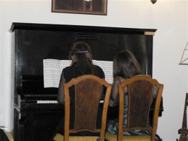 Домът на Петко Стайнов се изпълни със звук от 100 годишното му пиано