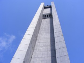 Паметникът на Бузлуджа – широко затворени очи...