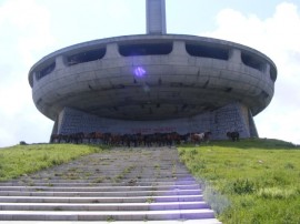 Паметникът на Бузлуджа – широко затворени очи...