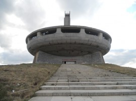 Паметникът на Бузлуджа – широко затворени очи...