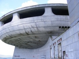 Паметникът на Бузлуджа – широко затворени очи...