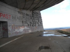 Паметникът на Бузлуджа – широко затворени очи...