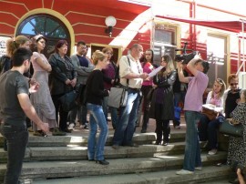 Служителите в Театър „Любомир Кабакчиев” излязоха на протест / Новини от Казанлък