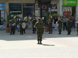 Видео:Центърът на Казанлък се оживи от мажоретки и военнна музика