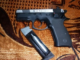 Мъж със зареден пистолет бе арестуван пред хотел Казанлък / Новини от Казанлък