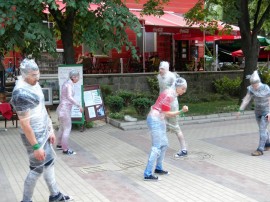 Екстравагантен флашмоб на улица “Искра“