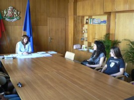 Кандидатките за Царица Роза се запознаха с работата на Община Казанлък