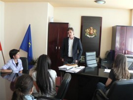 Кандидатките за Царица Роза се запознаха с работата на Община Казанлък