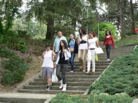 Претендентките за “Царица Роза“ обиколиха забележителности в общината