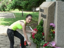 Претендентките за „Царица Роза” положиха цветя на паметника на Кирил и Методий