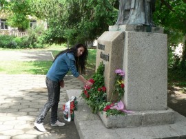 Претендентките за „Царица Роза” положиха цветя на паметника на Кирил и Методий