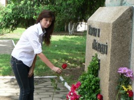 Претендентките за „Царица Роза” положиха цветя на паметника на Кирил и Методий