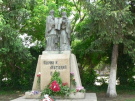 Претендентките за „Царица Роза” положиха цветя на паметника на Кирил и Методий