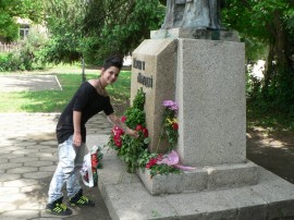 Претендентките за „Царица Роза” положиха цветя на паметника на Кирил и Методий