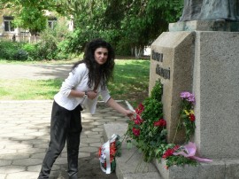 Претендентките за „Царица Роза” положиха цветя на паметника на Кирил и Методий