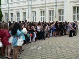 Американският културен аташе се поклони пред паметника на Кирил и Методий в Казанлък