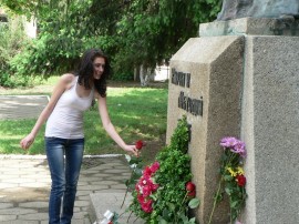 Претендентките за „Царица Роза” положиха цветя на паметника на Кирил и Методий