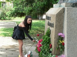 Претендентките за „Царица Роза” положиха цветя на паметника на Кирил и Методий