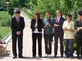 Общинари и кандидат царици засадиха дървета в квартал Васил Левски