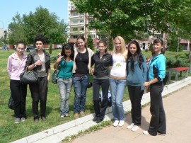 Общинари и кандидат царици засадиха дървета в квартал Васил Левски