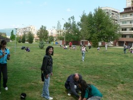 Общинари и кандидат царици засадиха дървета в квартал Васил Левски