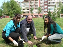 Общинари и кандидат царици засадиха дървета в квартал Васил Левски