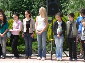 Общинари и кандидат царици засадиха дървета в квартал Васил Левски