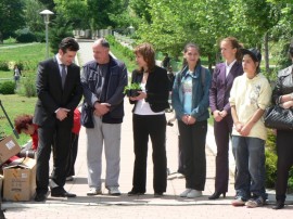 Общинари и кандидат царици засадиха дървета в квартал Васил Левски