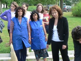 Общинари и кандидат царици засадиха дървета в квартал Васил Левски