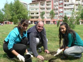 Общинари и кандидат царици засадиха дървета в квартал Васил Левски