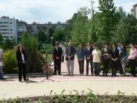 Общинари и кандидат царици засадиха дървета в квартал Васил Левски