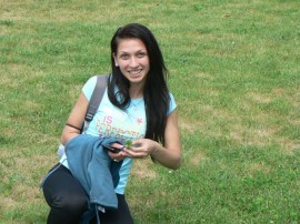 Четирилистните детелини привличат като магнит една от кандидатките за “Царица Роза“ / Новини от Казанлък