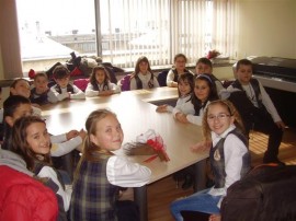 Третокласници се учат на предприемачество / Новини от Казанлък