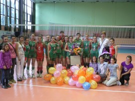 С много сълзи волейболният ни клуб изпрати две абитуриентки