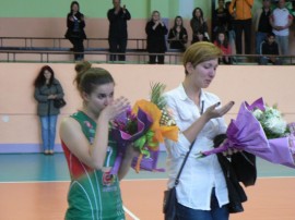 С много сълзи волейболният ни клуб изпрати две абитуриентки / Новини от Казанлък