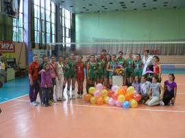 С много сълзи волейболният ни клуб изпрати две абитуриентки